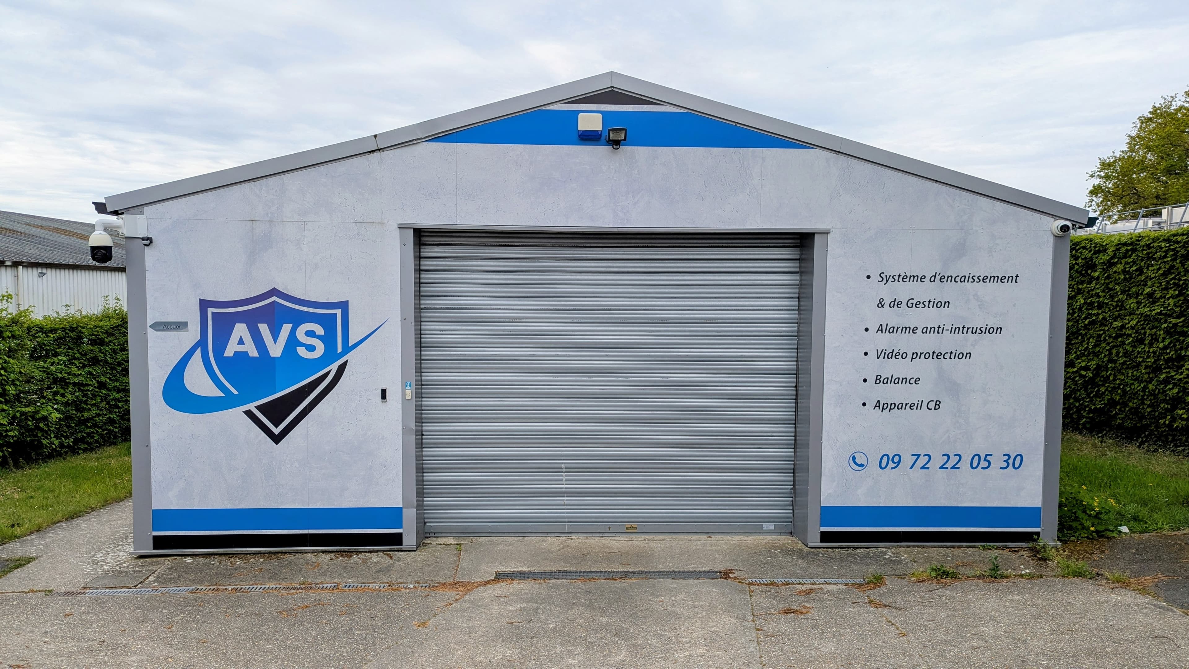 Façade de l'agence AVS Technologies à Petit-Couronne — entrée avec logo AVS et numéro de téléphone