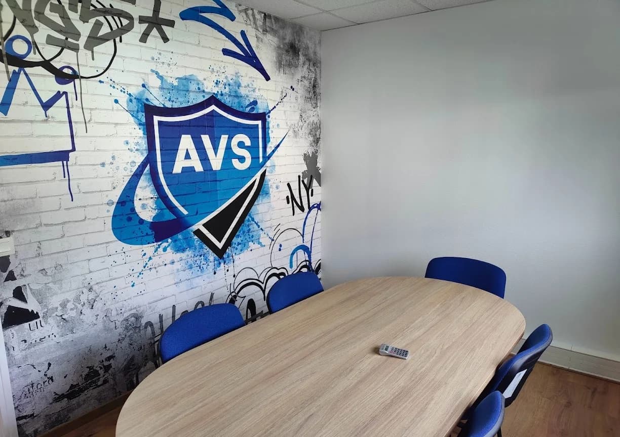 Salle de réunion AVS avec mur graffiti AVS