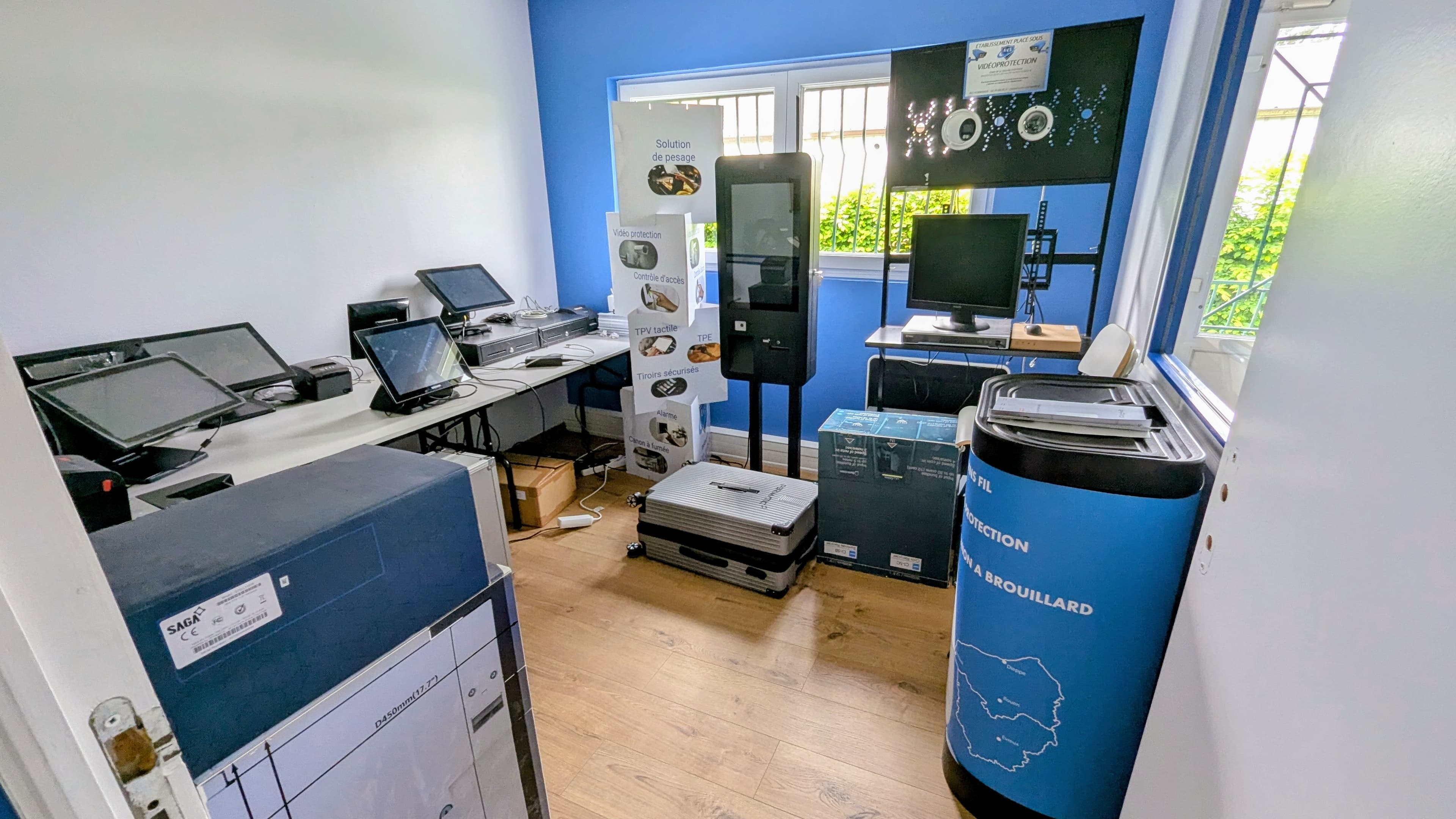 Showroom AVS Technologies : caisses tactiles SAGA, totem kiosque, brouillard anti-cambriolage