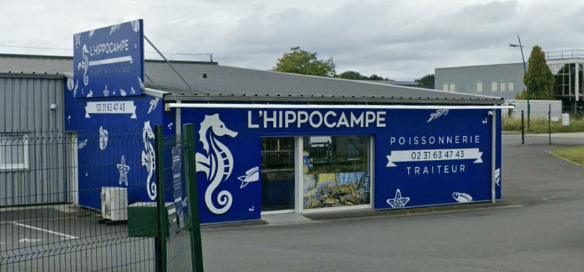 Devanture de la poissonnerie L'Hippocampe à Glos (Calvados)