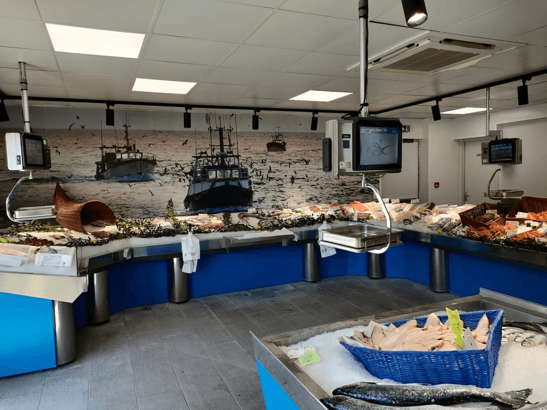 Intérieur de la poissonnerie L'Hippocampe à Glos — comptoir avec balances suspendues Precia D900