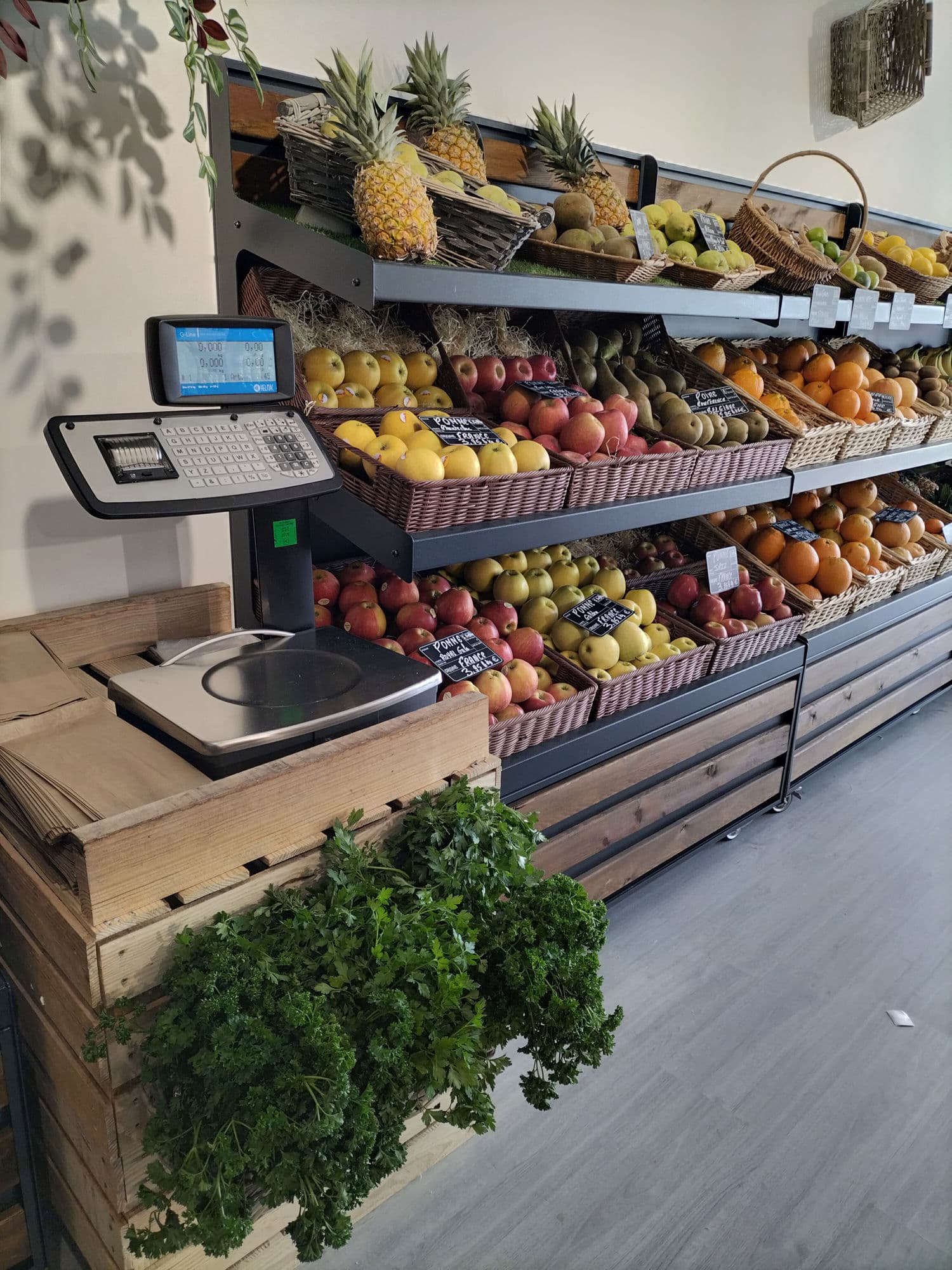 Balance de commerce Helmac GPE MK installée en rayon fruits et légumes — Au Panier Fraîch'Eure à Bosroumois